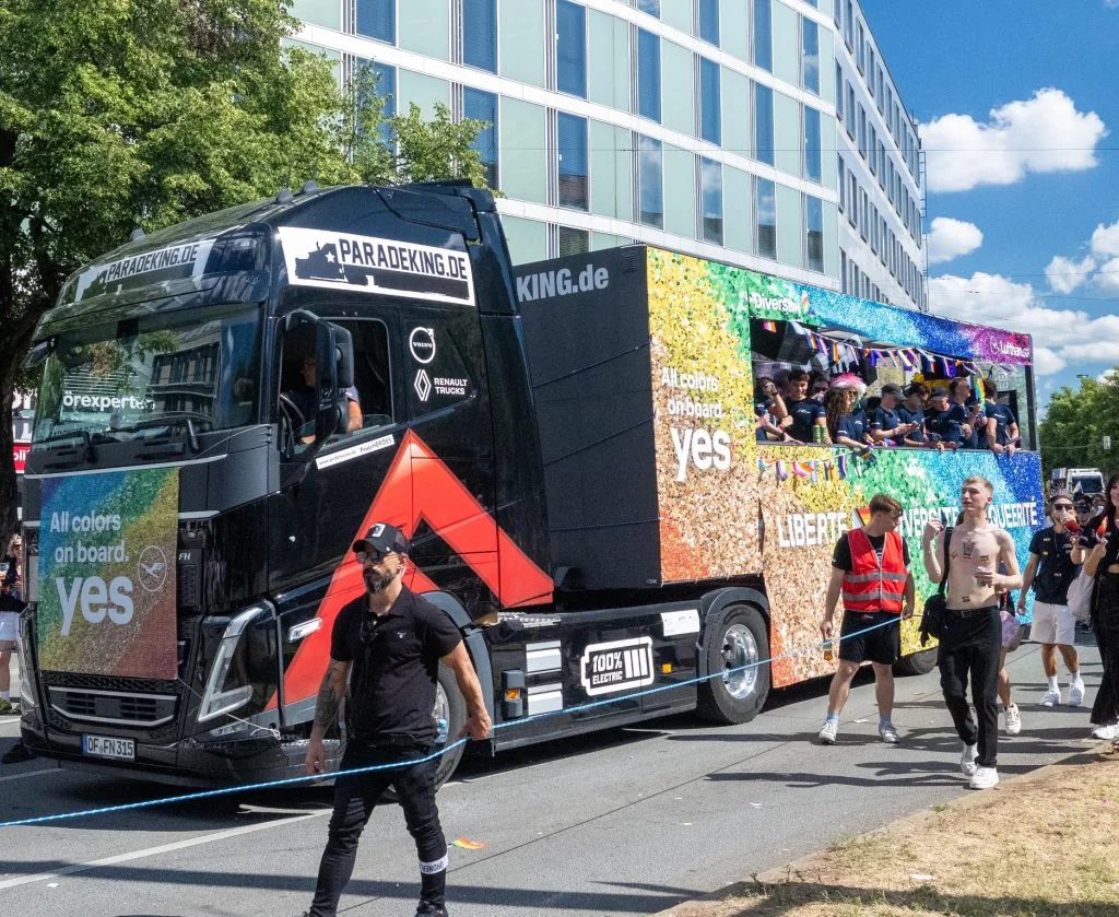 Schwarzer Paradeking-Truck mit individuell gestaltetem offenen Aufbau im Einsatz
