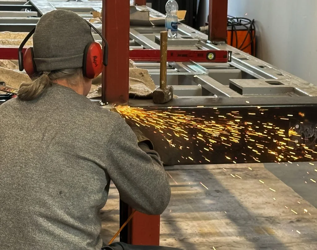 Metallbearbeitung am Stahlrahmen in der Paradeking-Werkstatt